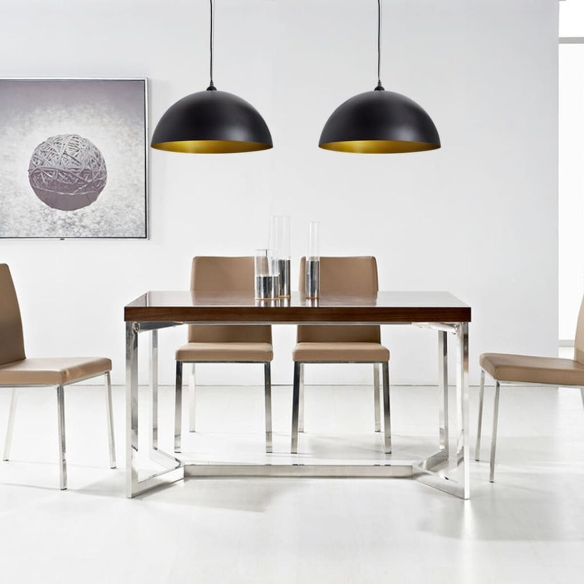 Esszimmer mit dunklem Holztisch, Stühlen, zwei schwarzen Pendelleuchten und Kunst.