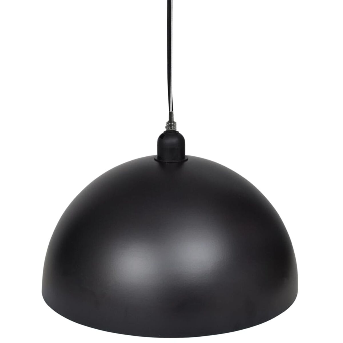 Eine schwarze Pendelleuchte mit einem Kuppel-Schirm hängt von der Decke. Der Schirm ist glatt und reflektierend.