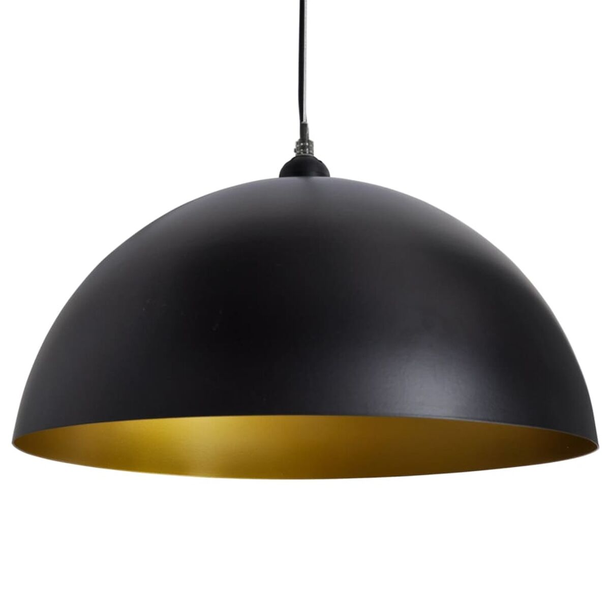 Schwarze Pendelleuchte mit goldfarbenem Innenraum, halbkugelförmig, hängt an einem schwarzen Kabel.
