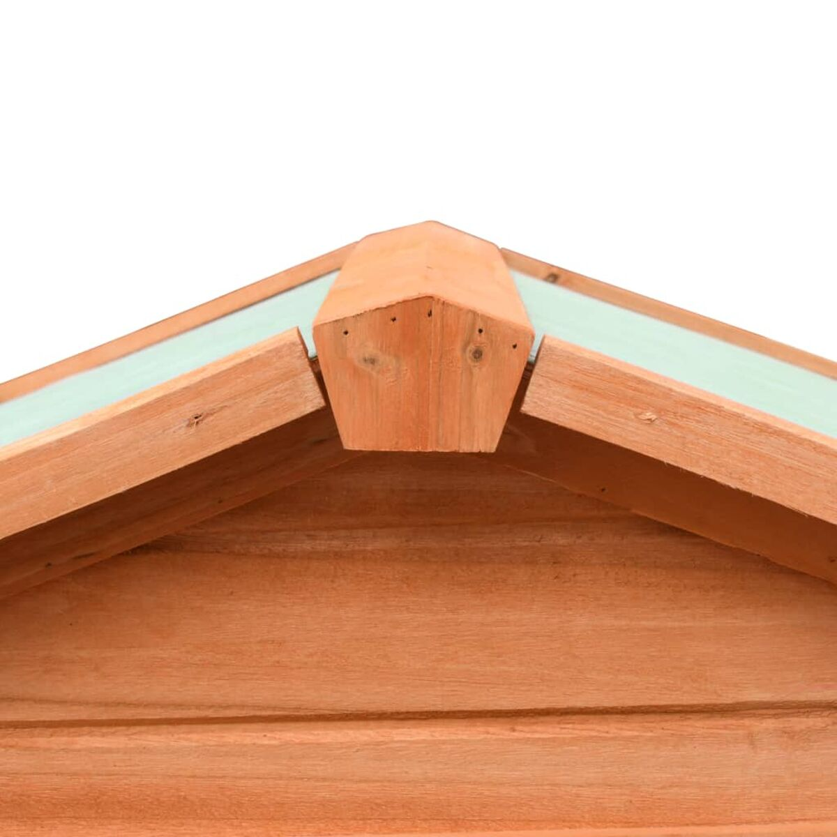 Detail des Holzschuppendachs. Braunes Holz mit hellgrünem Besatz.