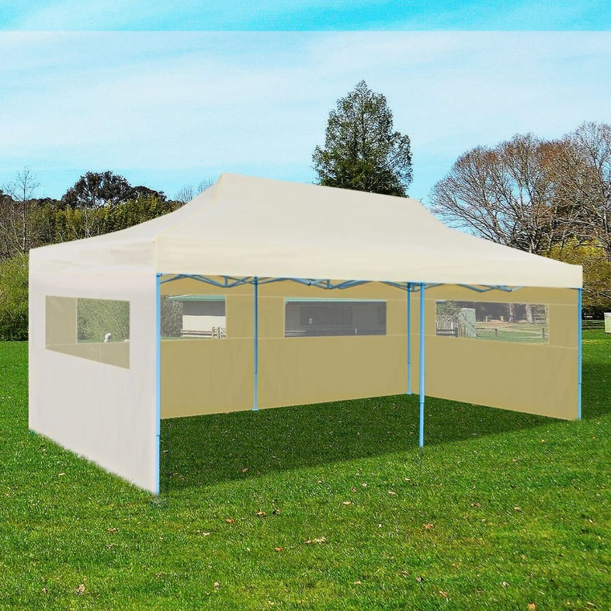 Beiges Zelt mit Fenstern auf grünem Rasen, Bäume im Hintergrund. Blauer Rahmen, beige Wände.