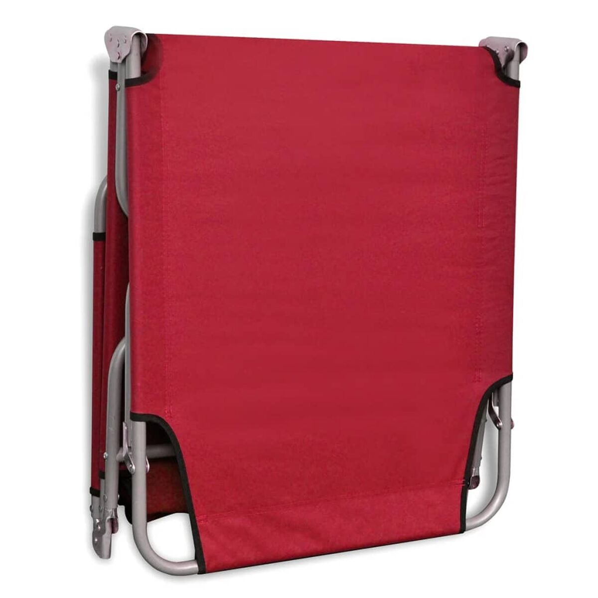 Roter, zusammengeklappter Strandstuhl mit silbernem Rahmen, vor weißem Hintergrund.
