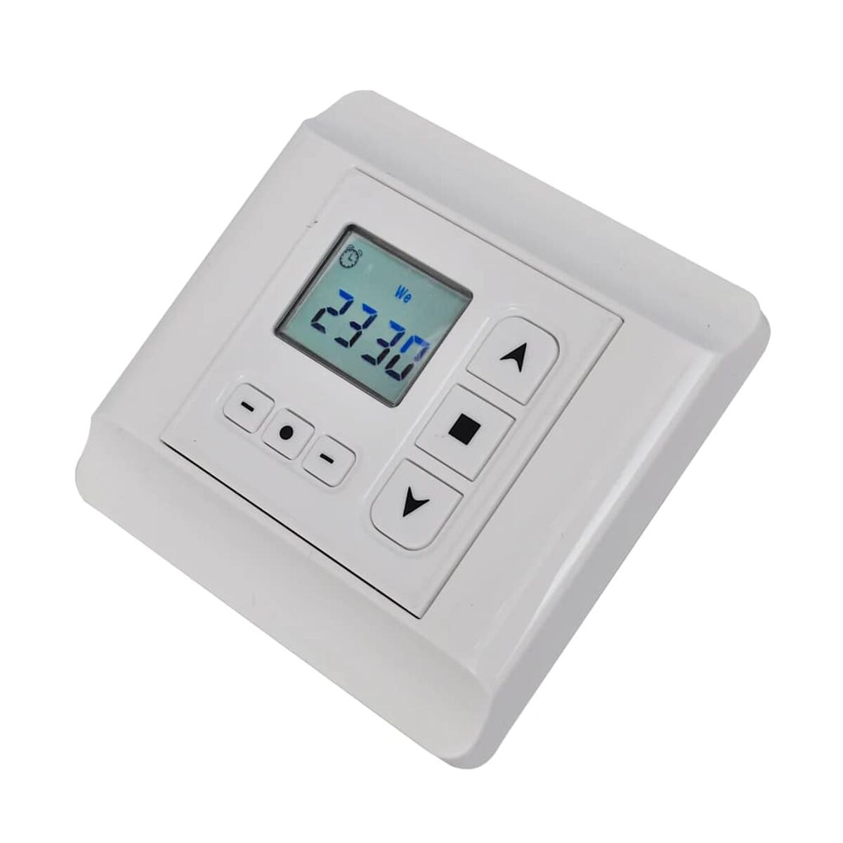 Un pannello di controllo bianco con orologio digitale, pulsanti e display, isolato su bianco.