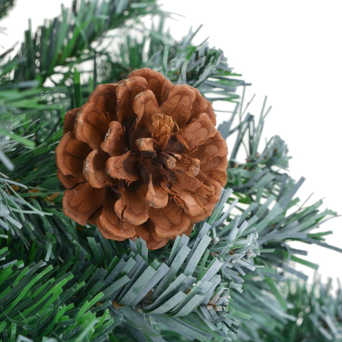Ein brauner Tannenzapfen mit grünen und bereiften Nadeln auf einem Weihnachtsbaumzweig.