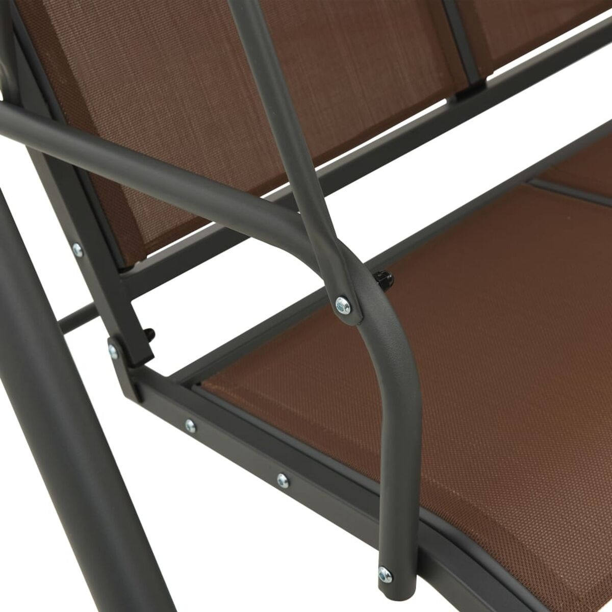 Detail des braunen und grauen Metallschaukelsets.