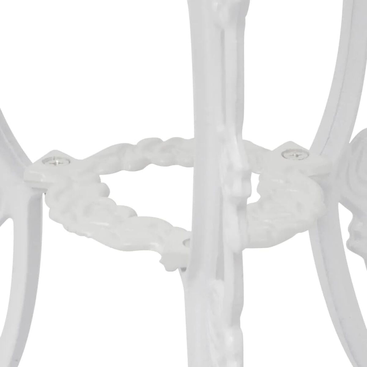 Detail des weißen Tischfußes. Dekoratives, verziertes Design mit zentraler, blütenartiger Stütze.