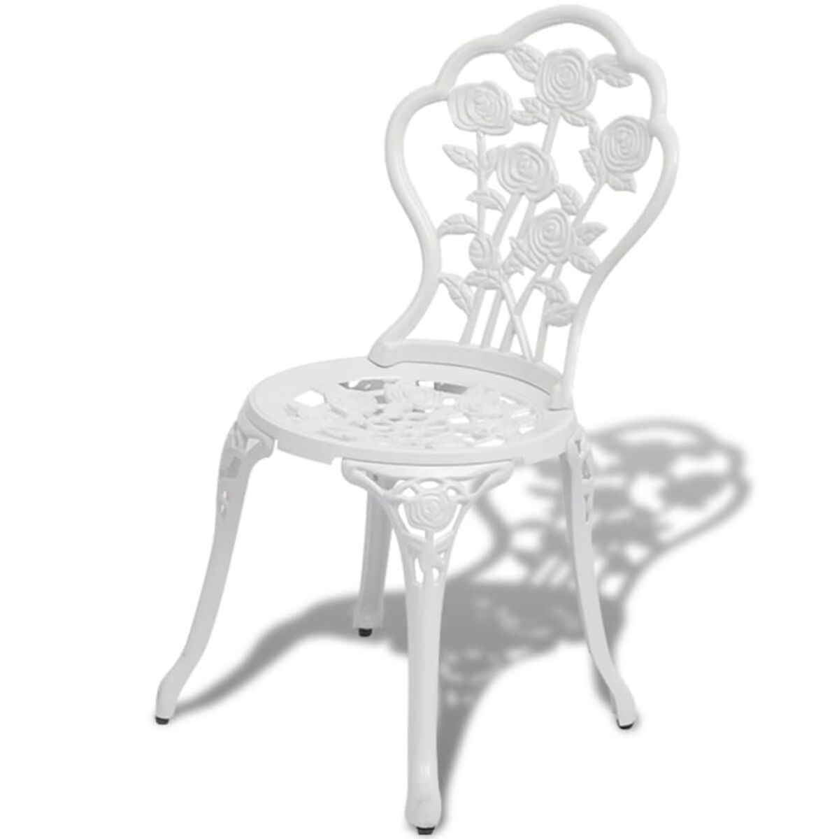 Weißer dekorativer Gartenstuhl mit floralen Details, wirft Schatten auf den Boden.