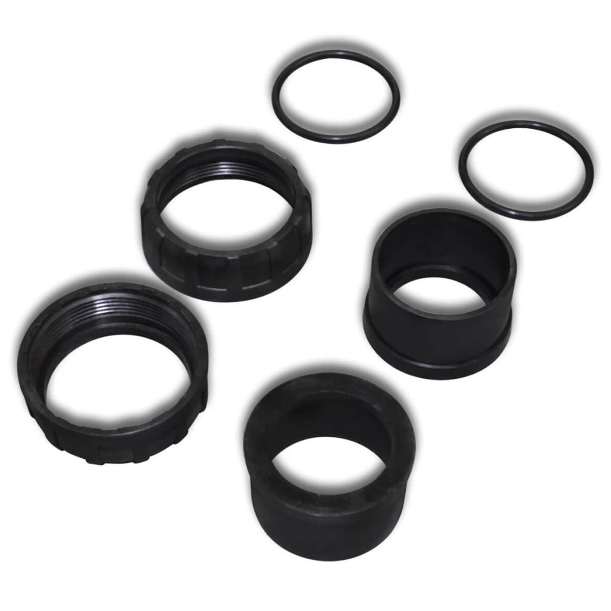 Schwarze Kunststoffringe und -fittings auf weißem Hintergrund.