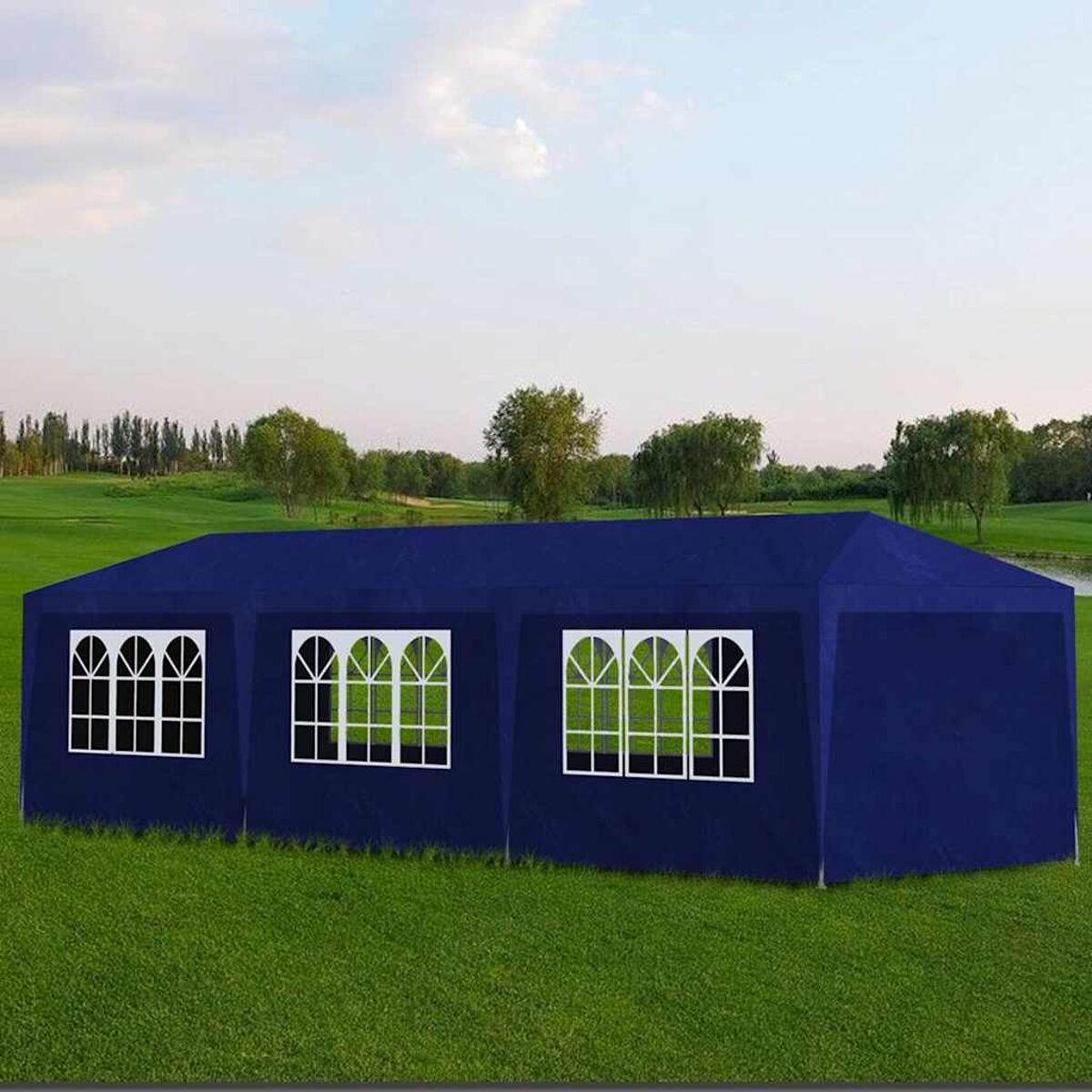 Blaues Zelt mit weißen Fensterrahmen auf grünem Gras.