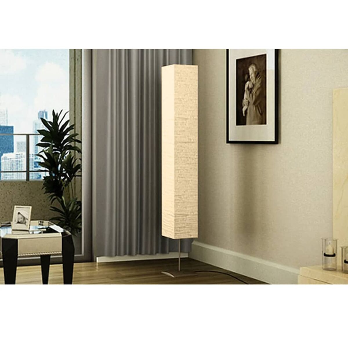 Hohe, beige Stehlampe mit rechteckiger Form, stehend neben einem Fenster mit Vorhängen.