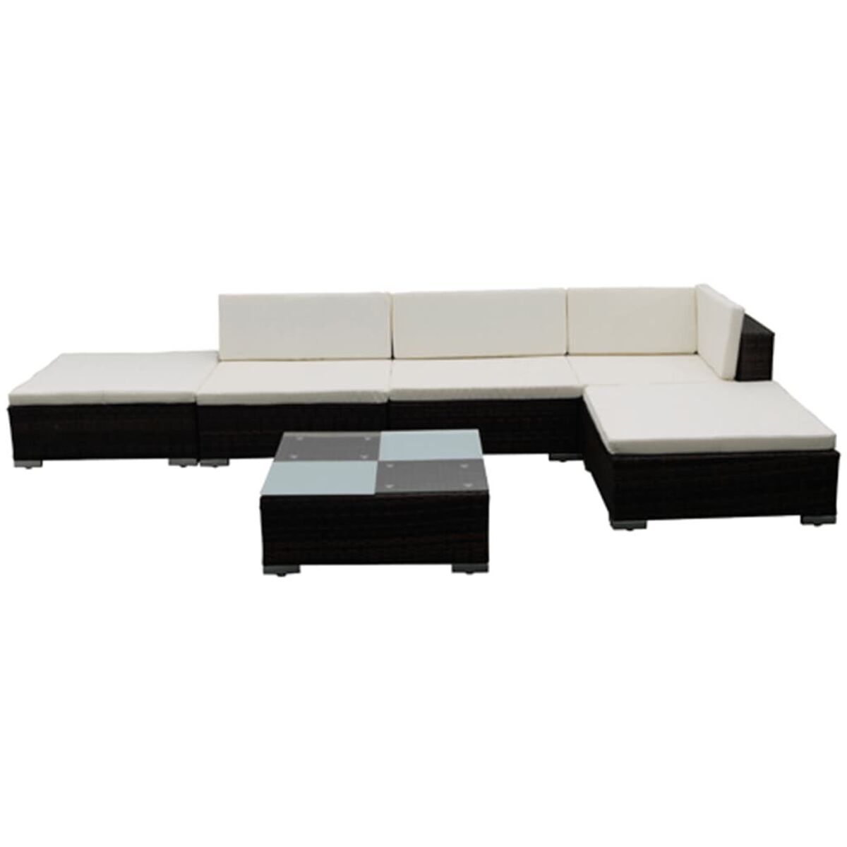 Modulares Outdoor-Sofa. Dunkelbraunes Korbgeflecht. Weiße Kissen. Couchtisch mit Schachbrettmuster.