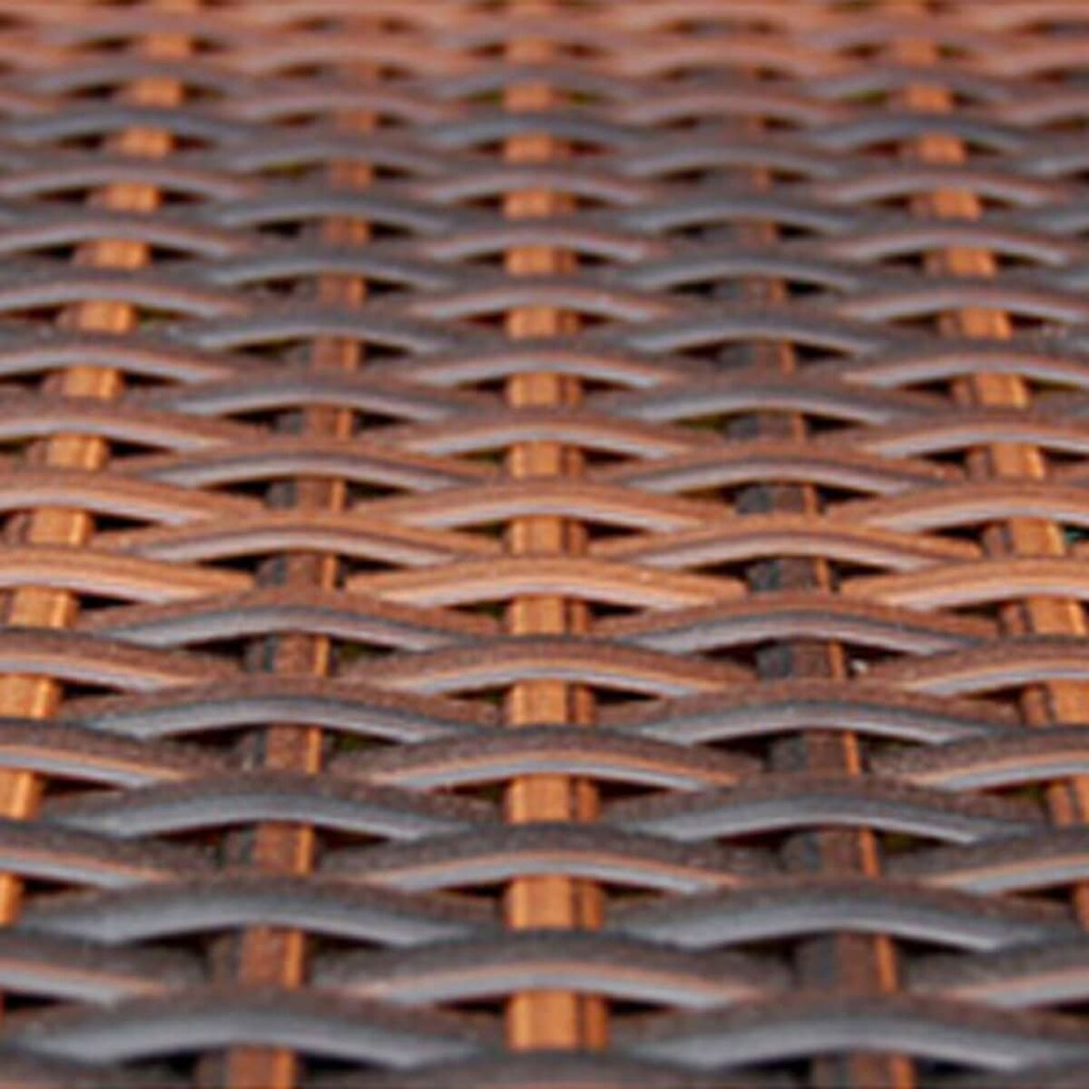 Nahaufnahme einer gewebten Rattanstruktur. Braune und dunkelbraune Farben. Die Textur ist unscharf.