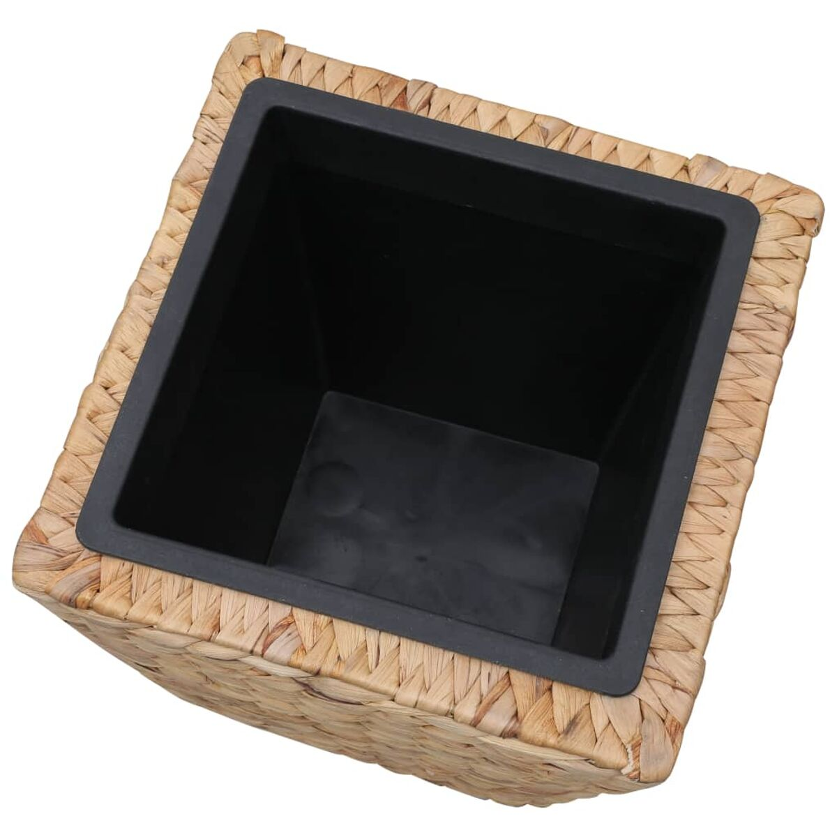 Quadratischer geflochtener Korb mit schwarzer, quadratischer Kunststoffeinfassung.