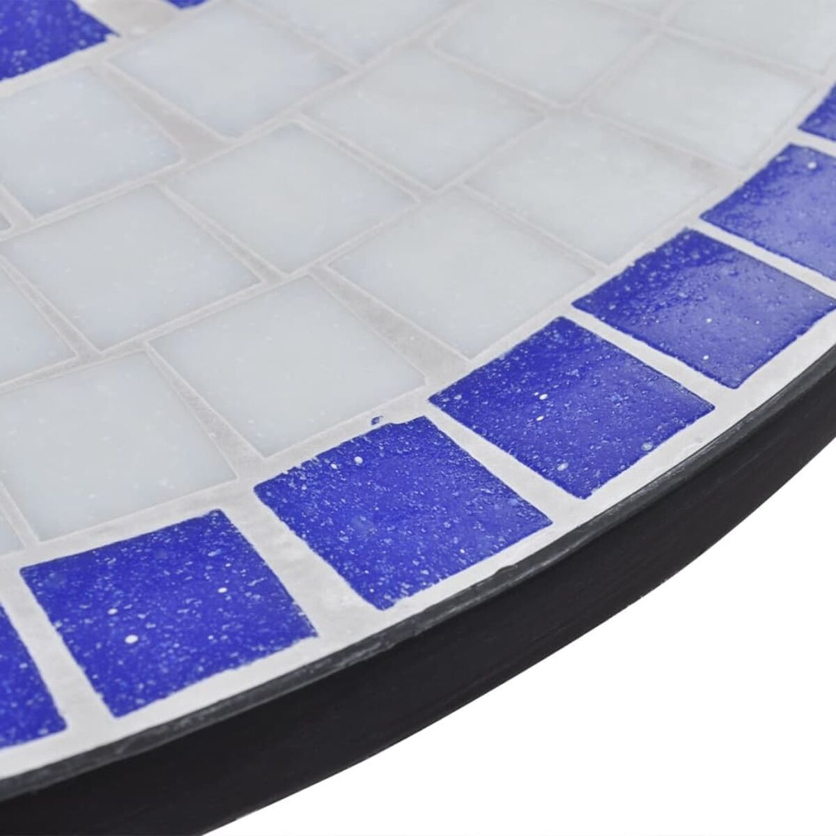 Nahaufnahme einer Mosaiktischplatte mit weißen und blauen Fliesen.