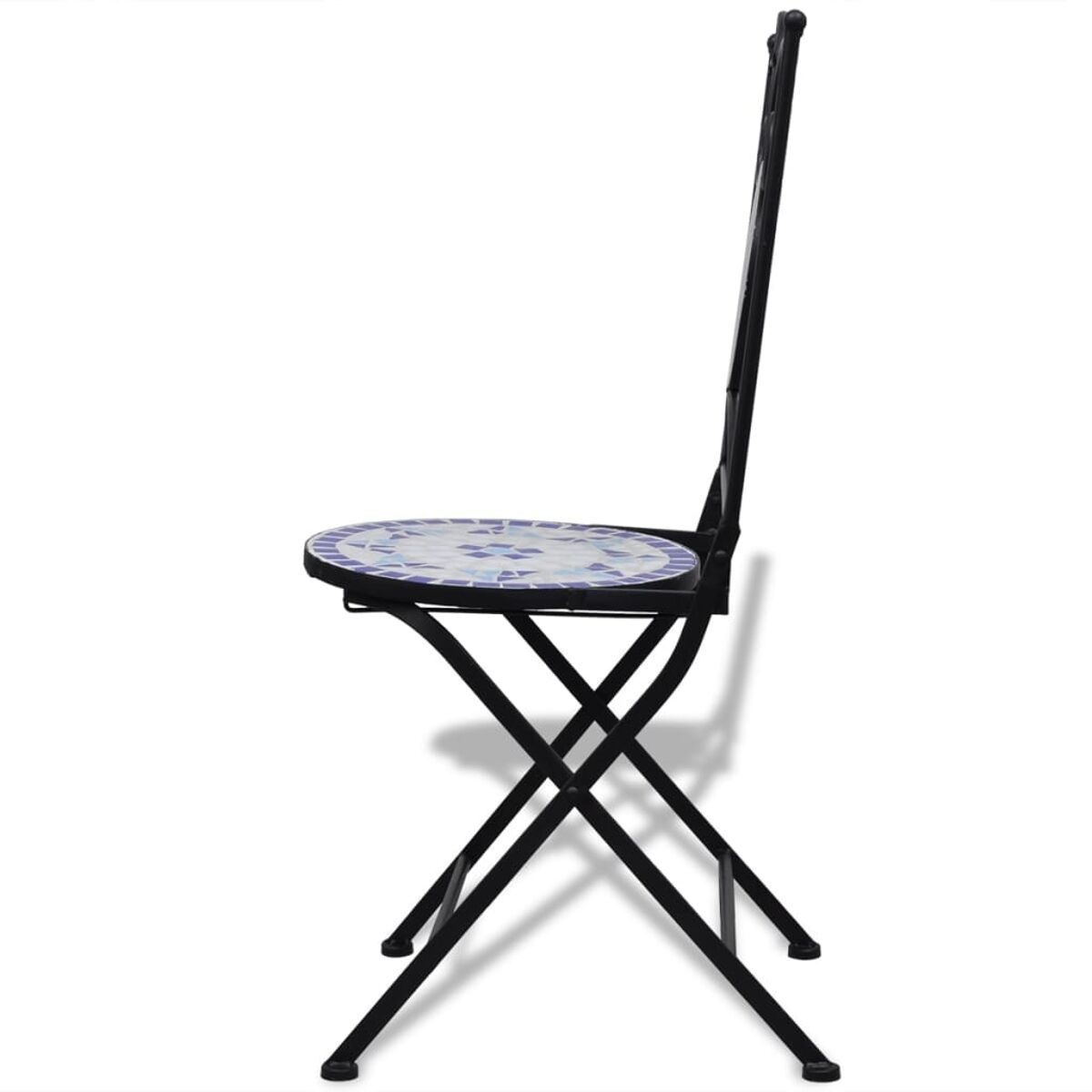 Seitenansicht eines schwarzen Metall-Klappstuhls mit Mosaikfliesen-Sitz.