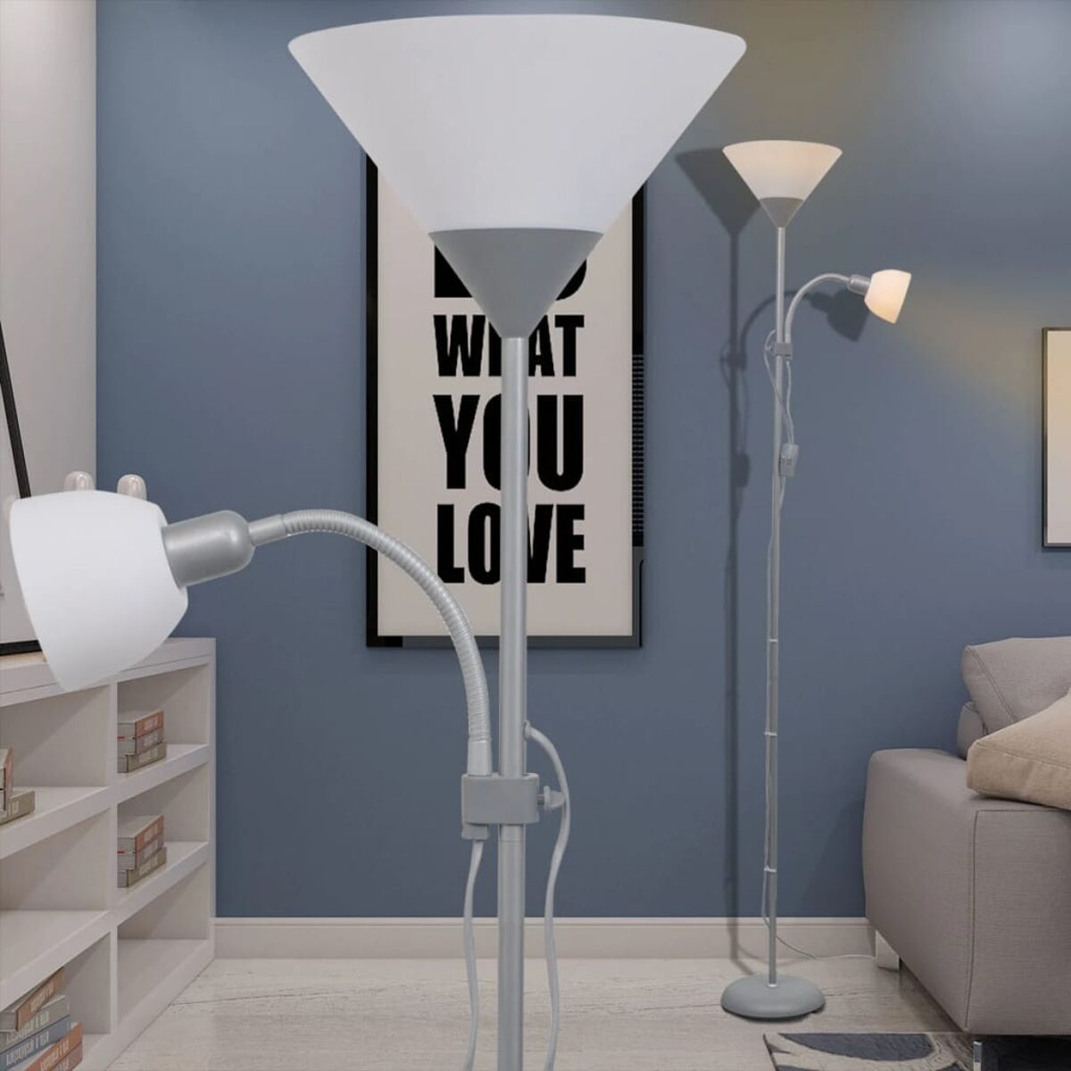 Drei Stehlampen mit weißen Schirmen in einem Raum mit blauer Wand.