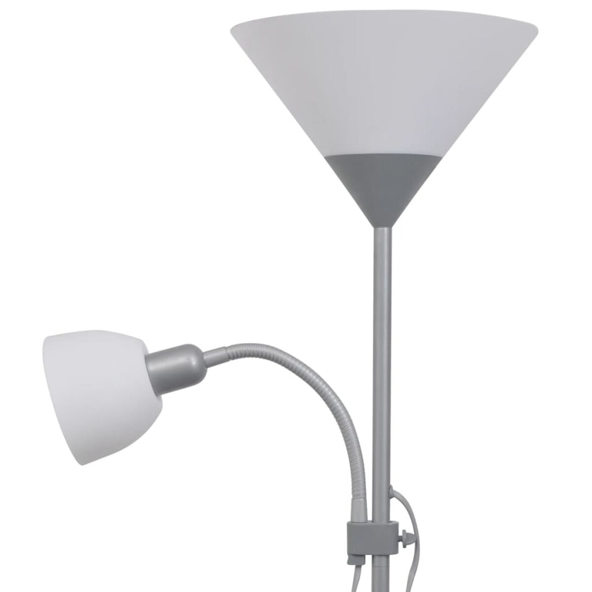 Stehlampe, weißer Schirm, silberner Pol. Flexibler Arm mit Licht. Weißer Hintergrund.