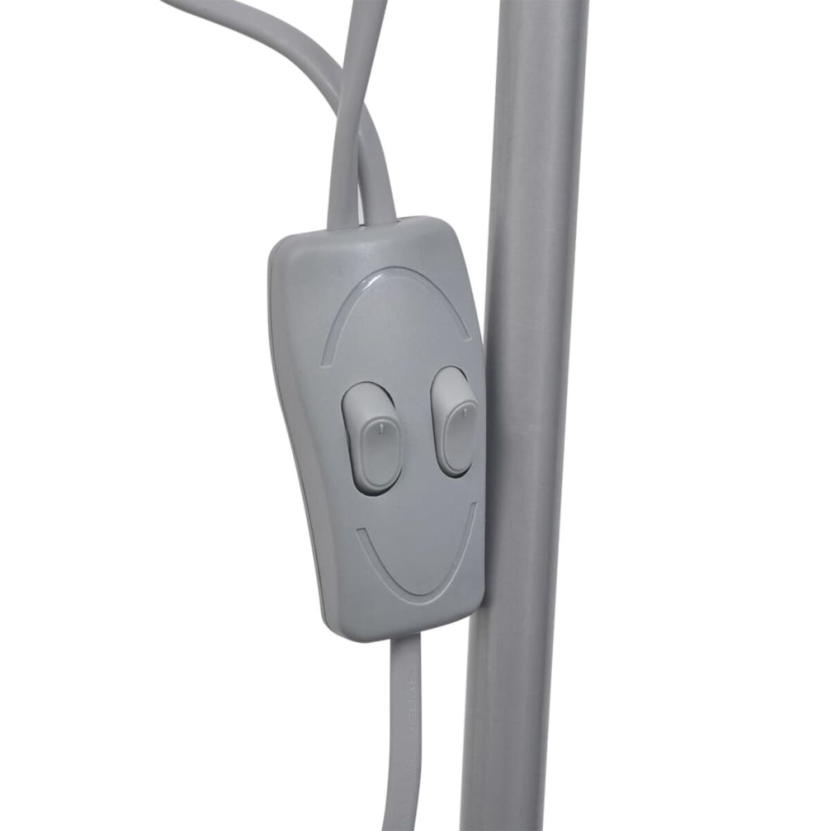 Nahaufnahme eines grauen Schalters mit zwei Knöpfen an einer Lampe.