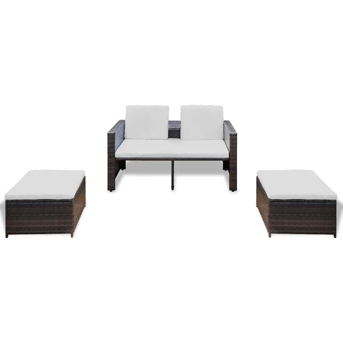 Gartenmöbel-Set: ein Sofa, zwei Ottomanen mit weißen Kissen. Braunes Korbgeflecht. Weißer Hintergrund.