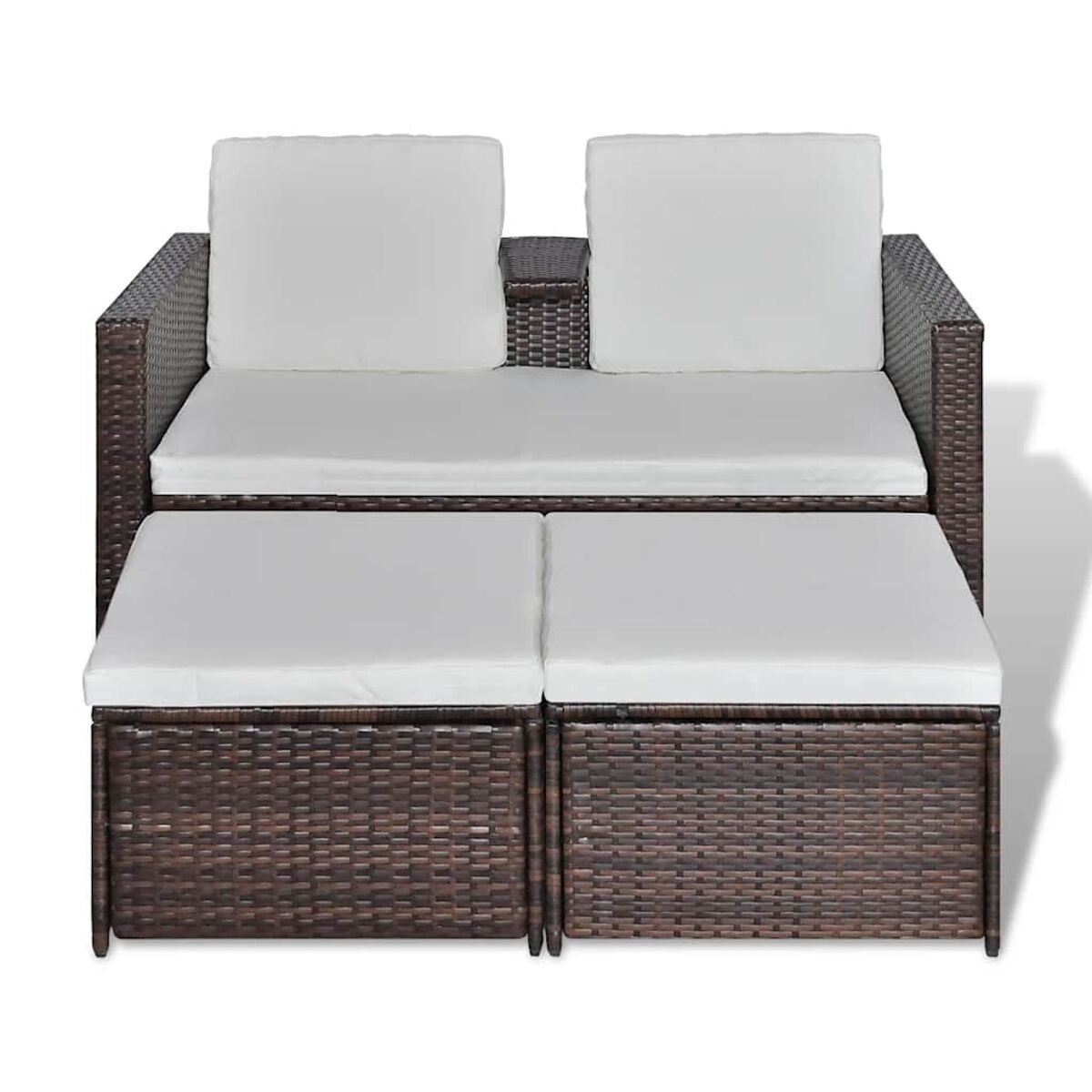 Geflochtenes Outdoor-Möbelset. Zweisitzer-Sofa, zwei Ottomane und ein kleiner Tisch mit weißen Kissen.