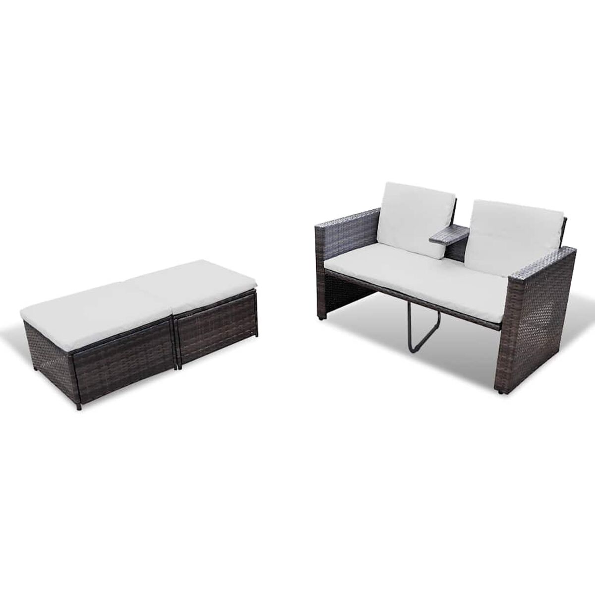 Outdoor-Möbelset auf Weiß. Es beinhaltet ein Sofa und zwei Ottomanen mit weißen Kissen.