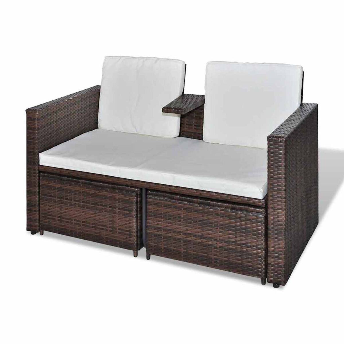 Ein braunes Korbmöbel mit weißen Kissen. Das Sofa hat einen Beistelltisch.