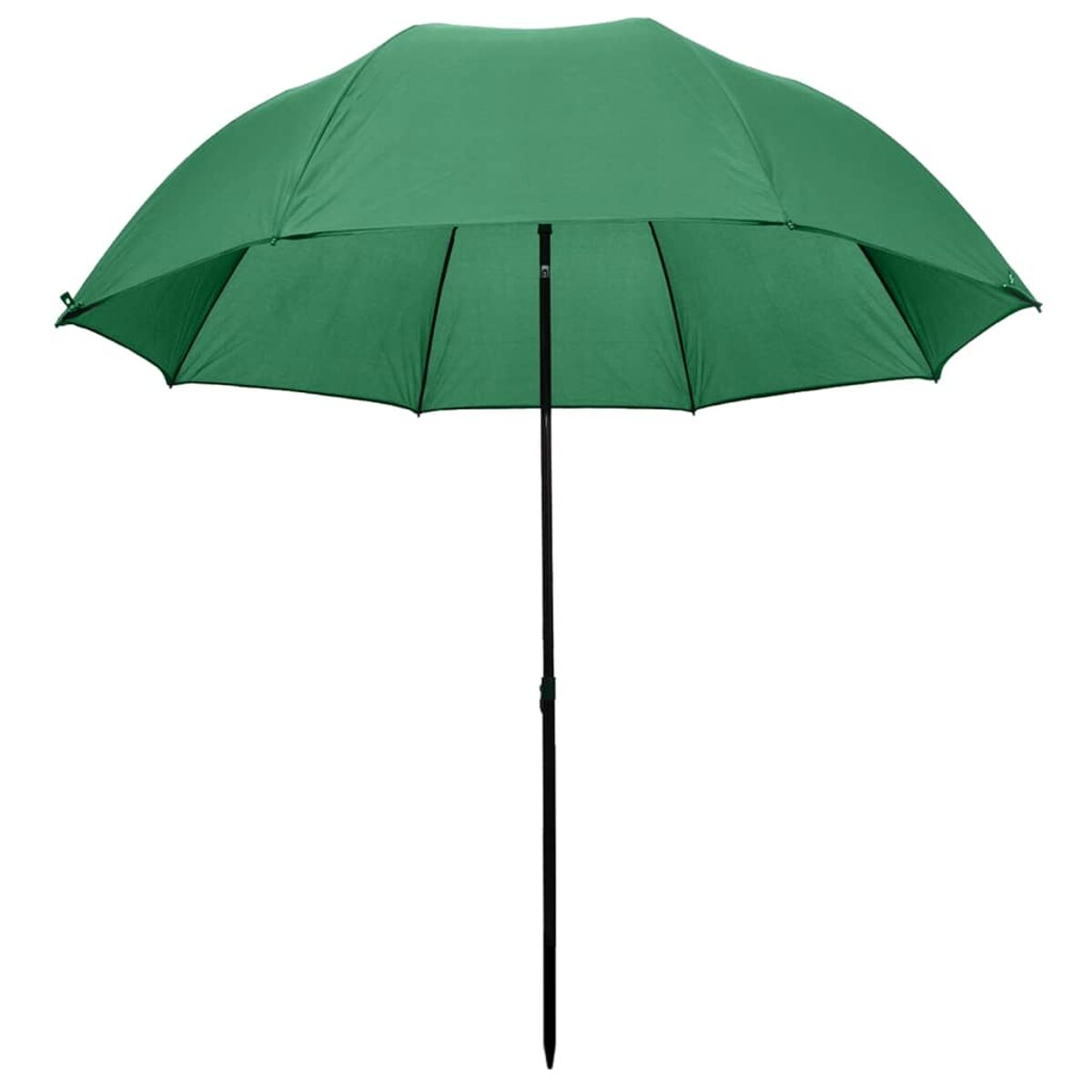 Ein grüner Sonnenschirm, geöffnet, vor weißem Hintergrund, mit schwarzem Pfahl.