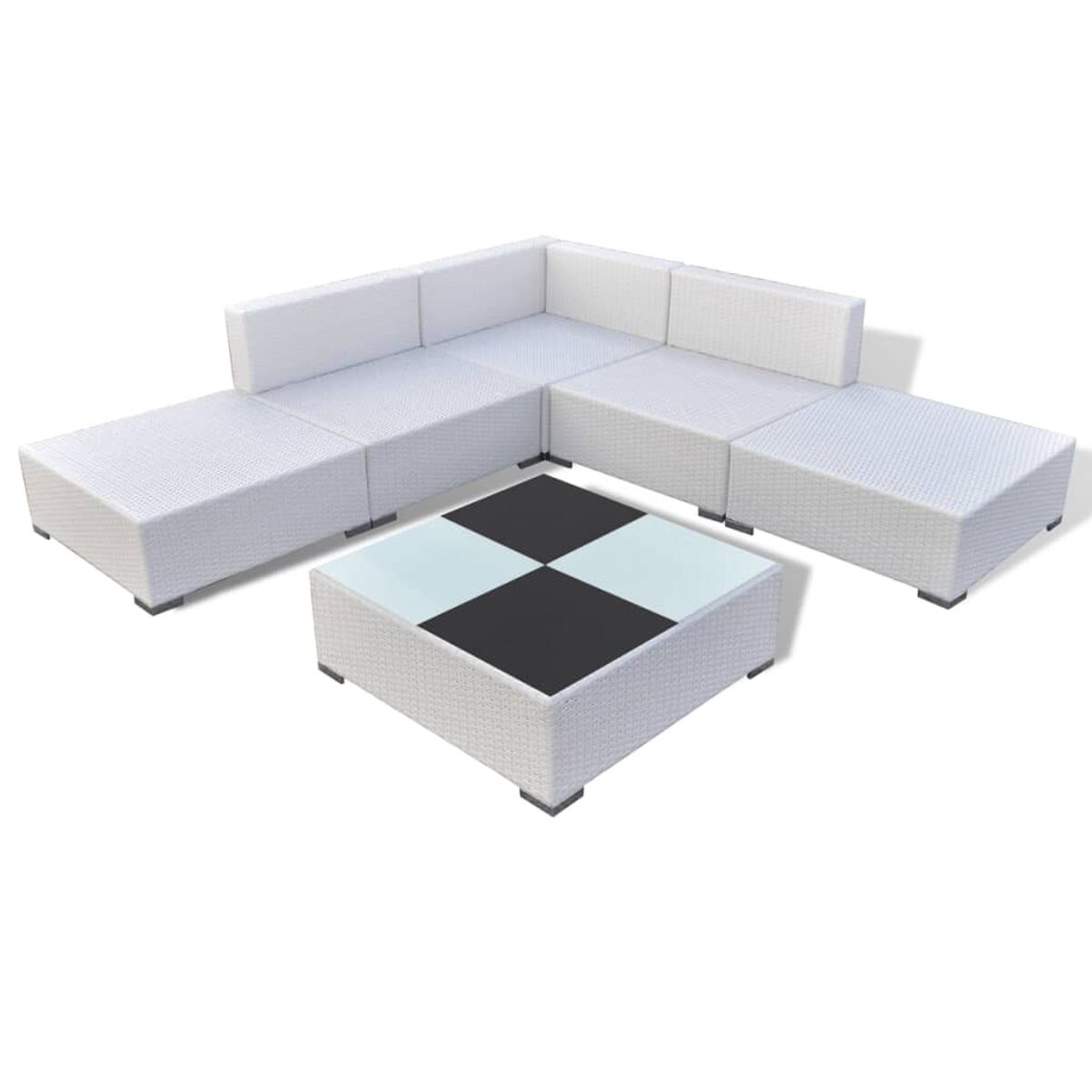 Weißes Ecksofa aus Korbgeflecht und ein quadratischer Tisch mit Schachbrettmuster.