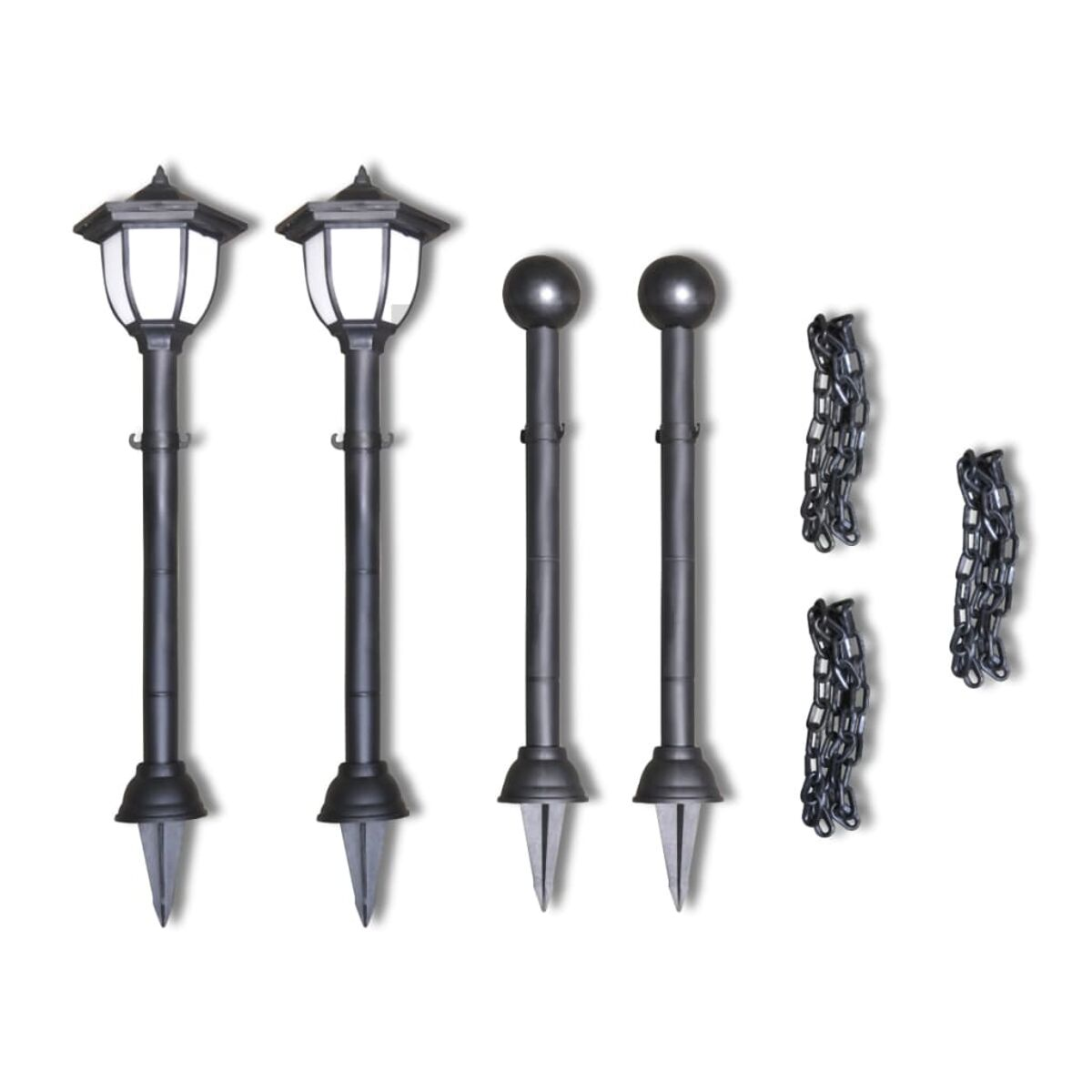 Laternenpfähle im Freien mit Ketten. Schwarze Pfosten mit Lampen oben.