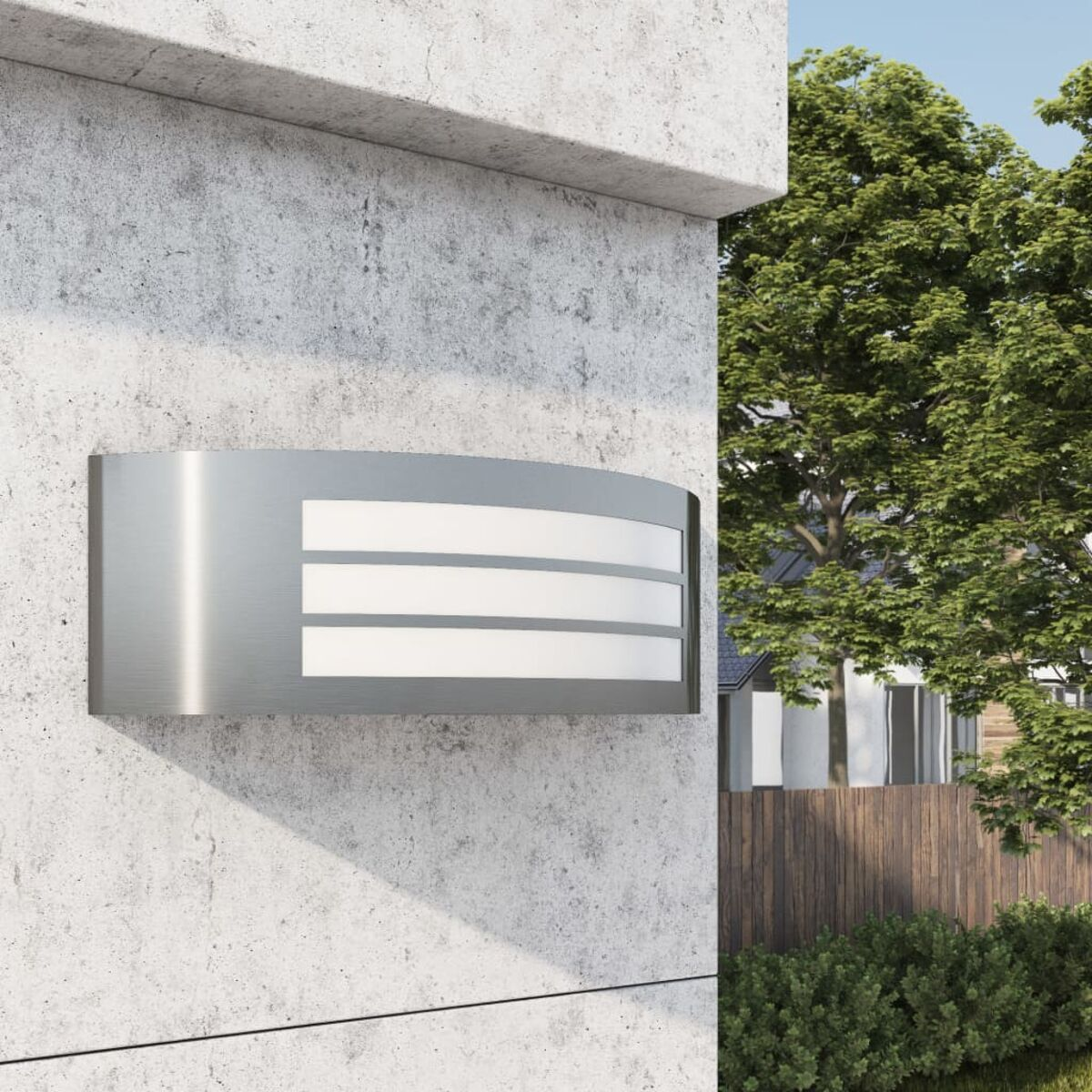 Eine metallisch-silberne Außenwandleuchte an einer Betonwand montiert.