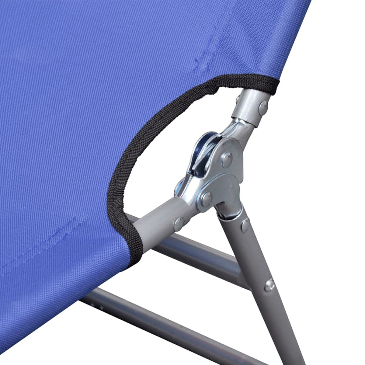 Nahaufnahme eines blauen Stoffes, der mit einem Metallrahmen mit schwarzem Rand verbunden ist.