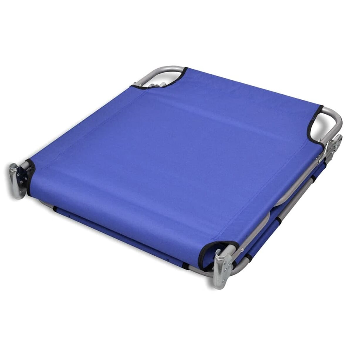 Zusammengeklappter blauer Liegestuhl. Silberner Metallrahmen mit schwarzem Rand. Weißer Hintergrund.