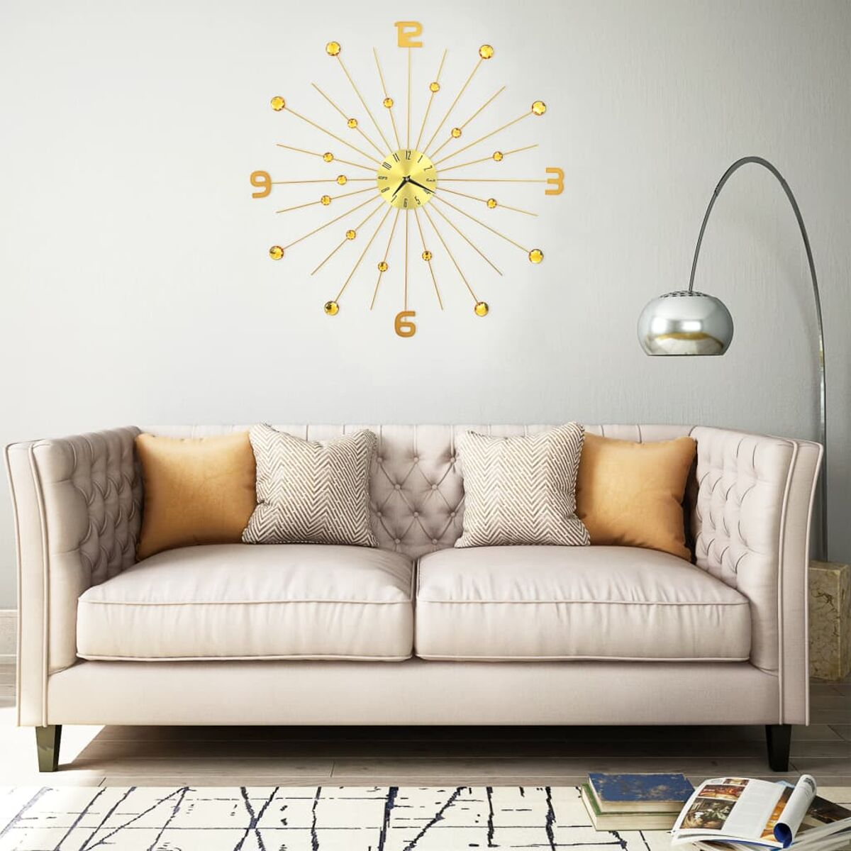 Goldener Stern-Designuhr über einem Sofa mit Kissen und einer Lampe.