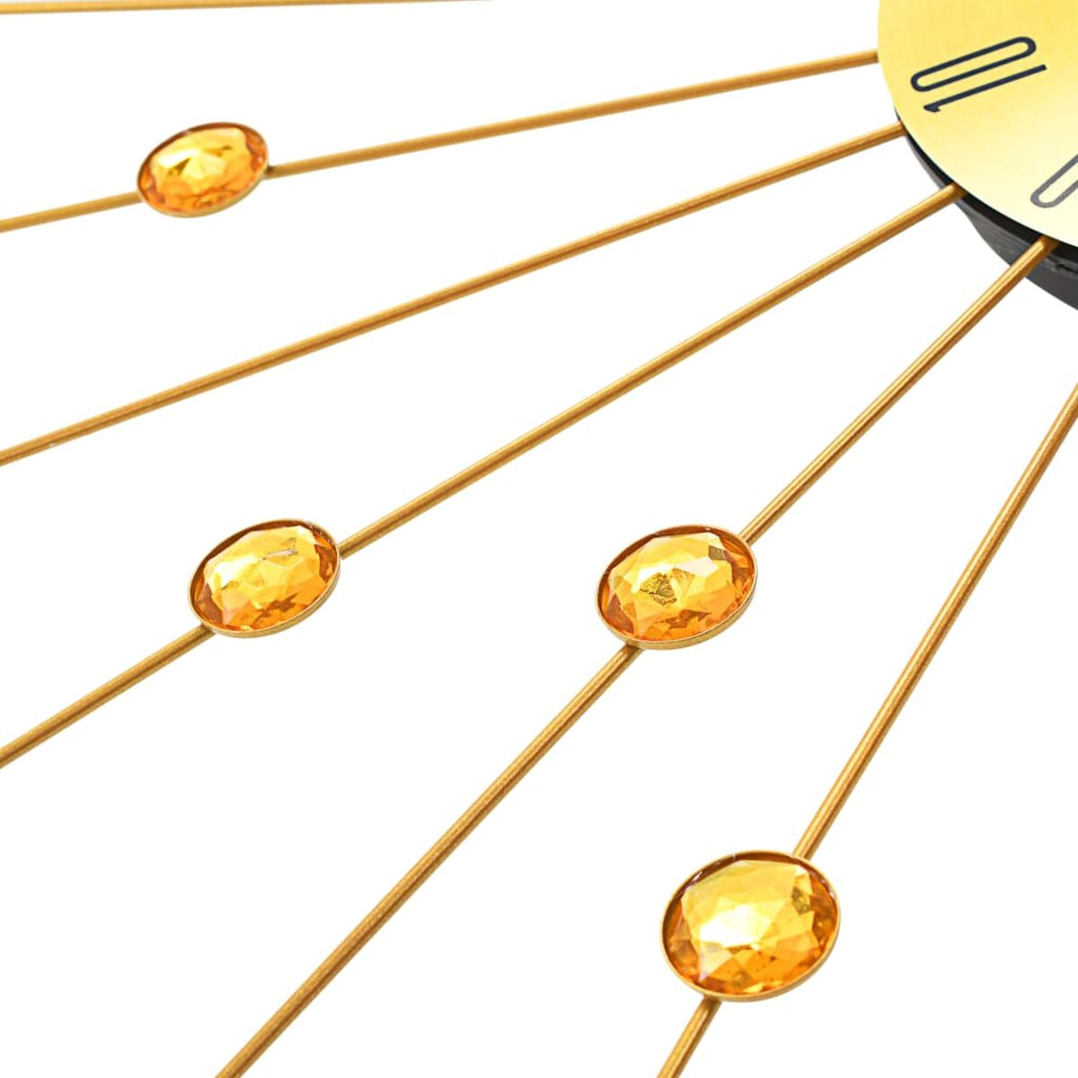 Nahaufnahme einer Uhr mit goldenen Stäben und bernsteinfarbenen Juwelen, die von einem goldenen Kreis ausgehen.