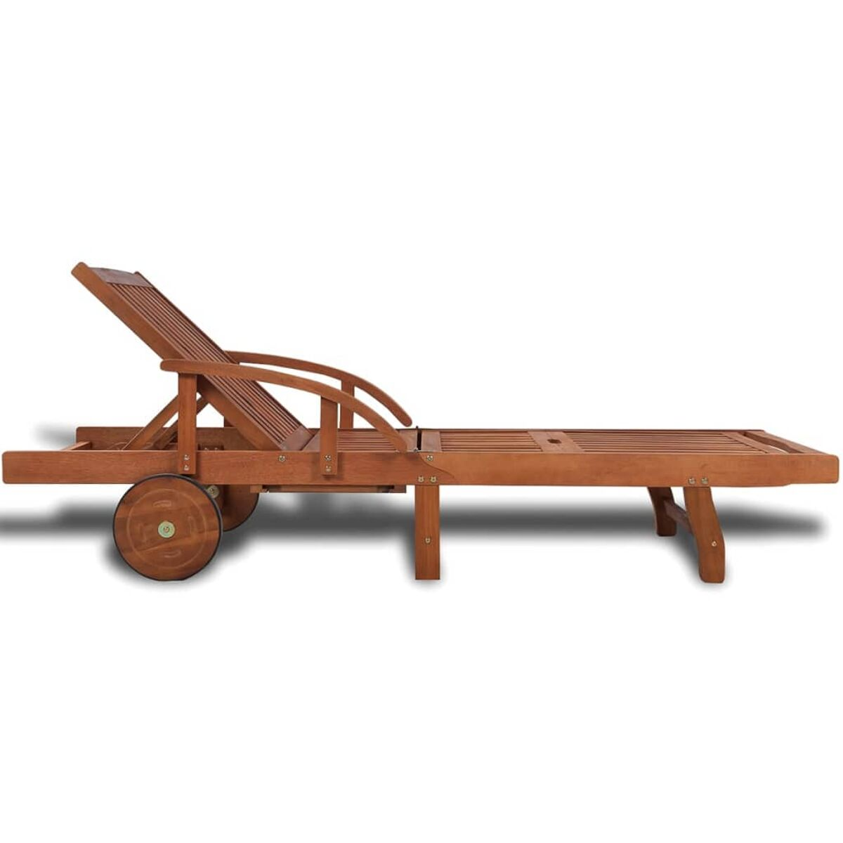 Sonnenliege aus Holz mit verstellbarer Rückenlehne. Räder sichtbar.