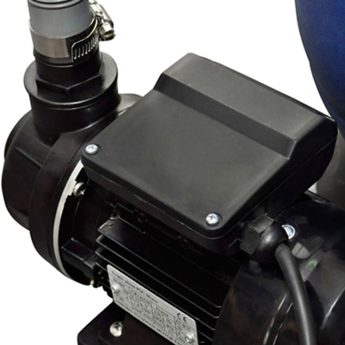 Schwarze Pumpe mit schwarzer Abdeckung. Ein Schlauch ist an die Pumpe angeschlossen.