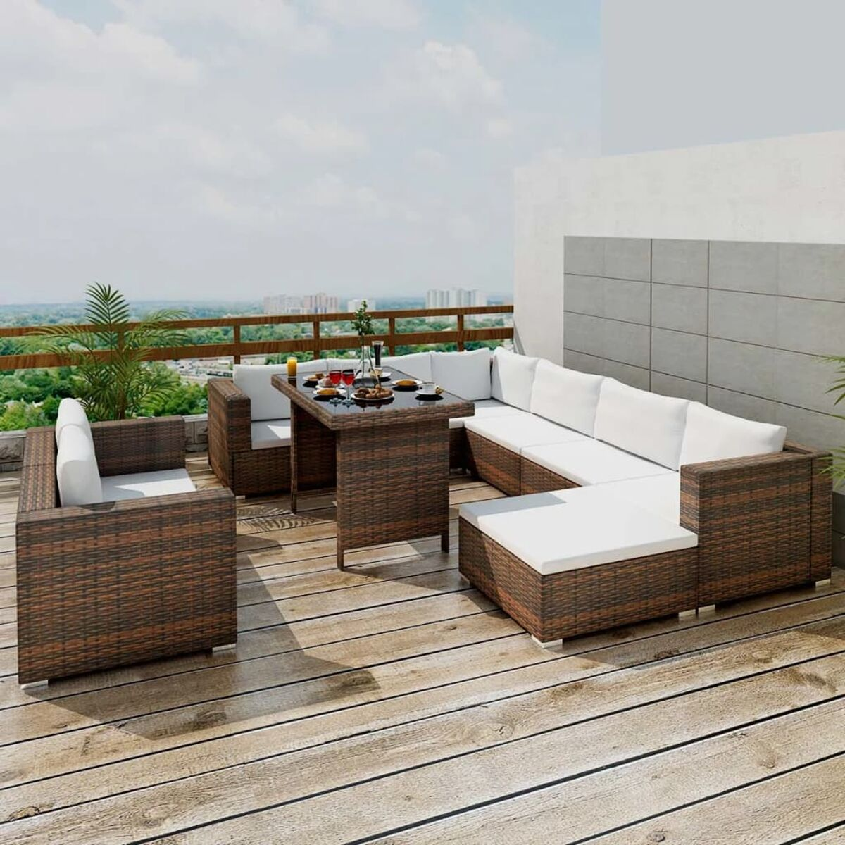 Eine Terrassengarnitur mit Tisch, Stühlen und Sofa.