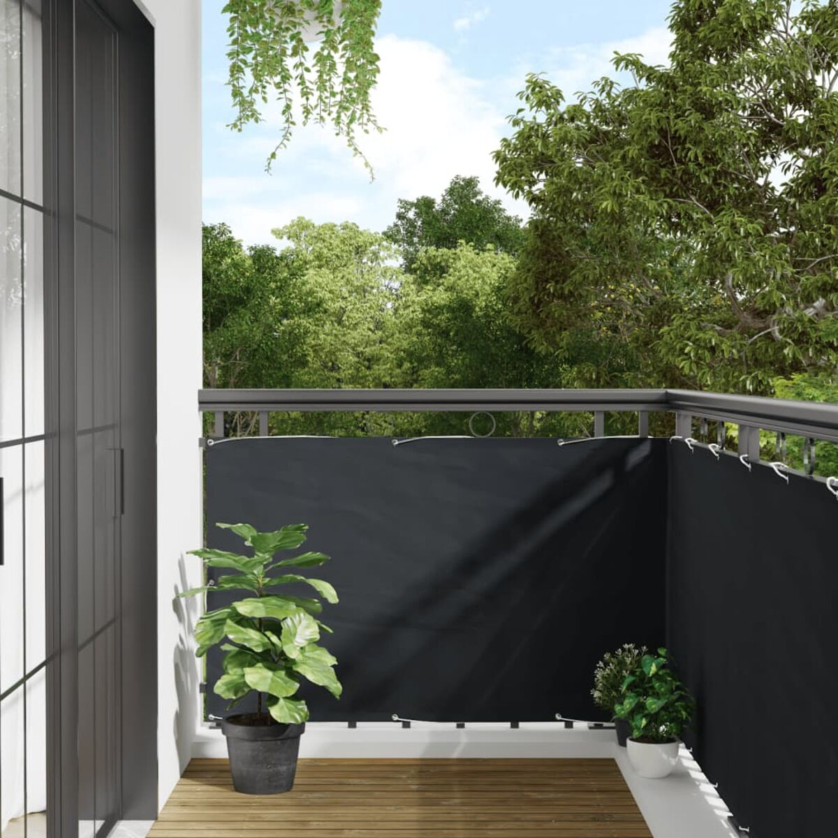 Balkon mit schwarzem Sichtschutz, Topfpflanzen, Holzboden, Tagesansicht.