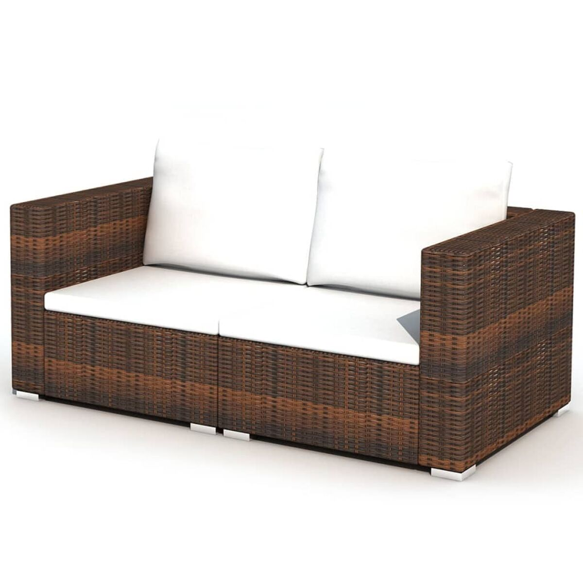 Geflochtenes Outdoor-Sofa mit weißen Kissen. Brauner Rahmen, zwei Kissen.