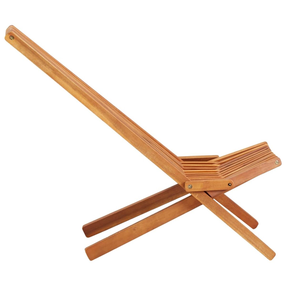 Ein hölzerner Klappstuhl ist angewinkelt, zeigt Lamellen und einen Stützrahmen.