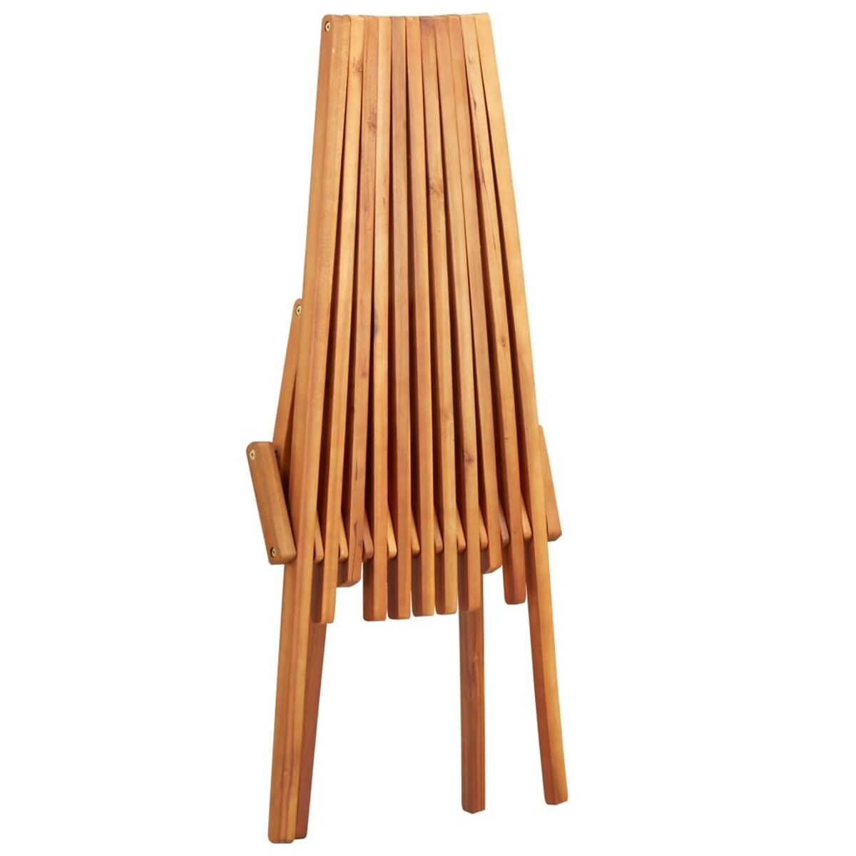 Zusammengeklappter Holzklappstuhl. Der Stuhl hat Holzlatten.