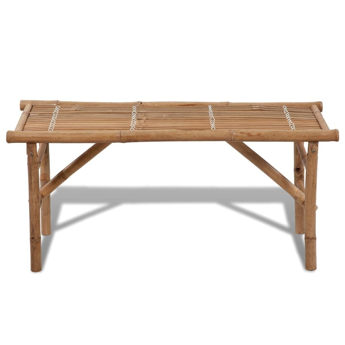 Bambusbank mit Lamellen. Hellbraun, mit einfachem Design. Vier Beine und eine horizontale Sitzfläche aus Lamellen.