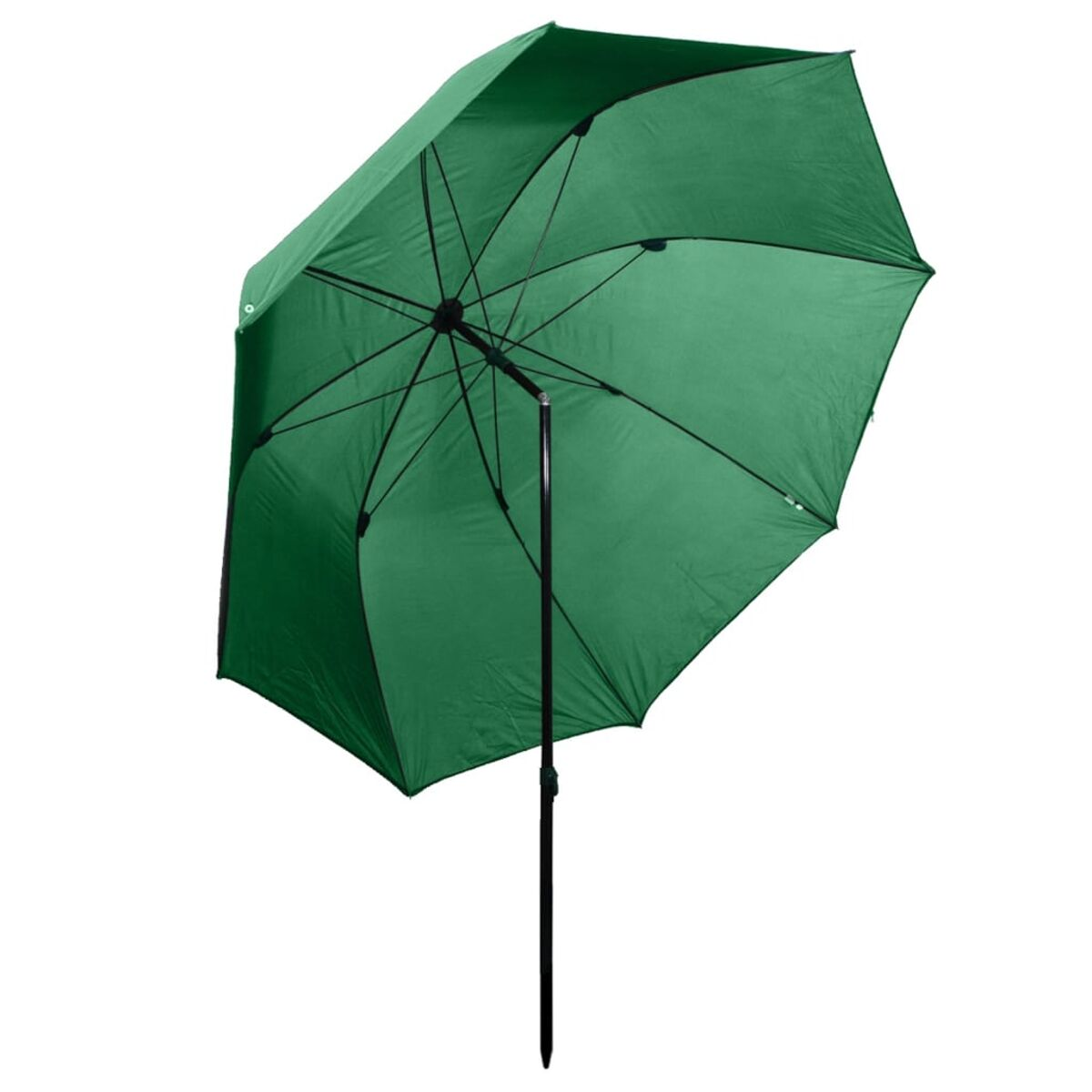 Grüner offener Regenschirm mit schwarzen Rippen, Stange und weißem Hintergrund, schräg gesehen.