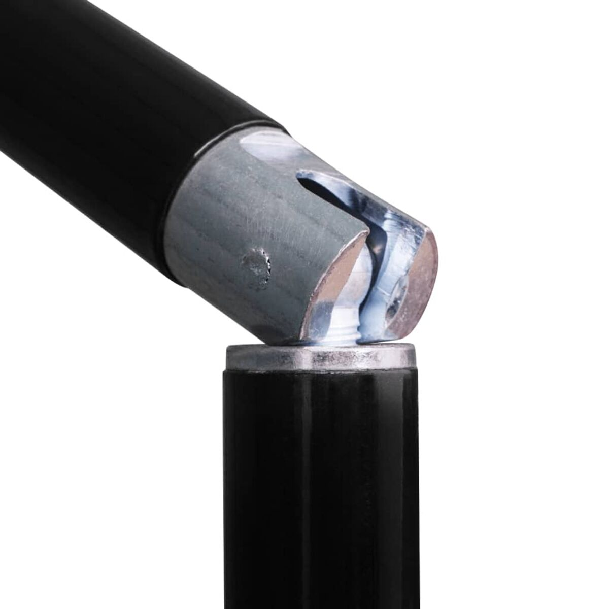 Nahaufnahme eines schwarzen Metallgelenks, das zwei schwarze Stangen verbindet. Das Gelenk ist silberfarben.