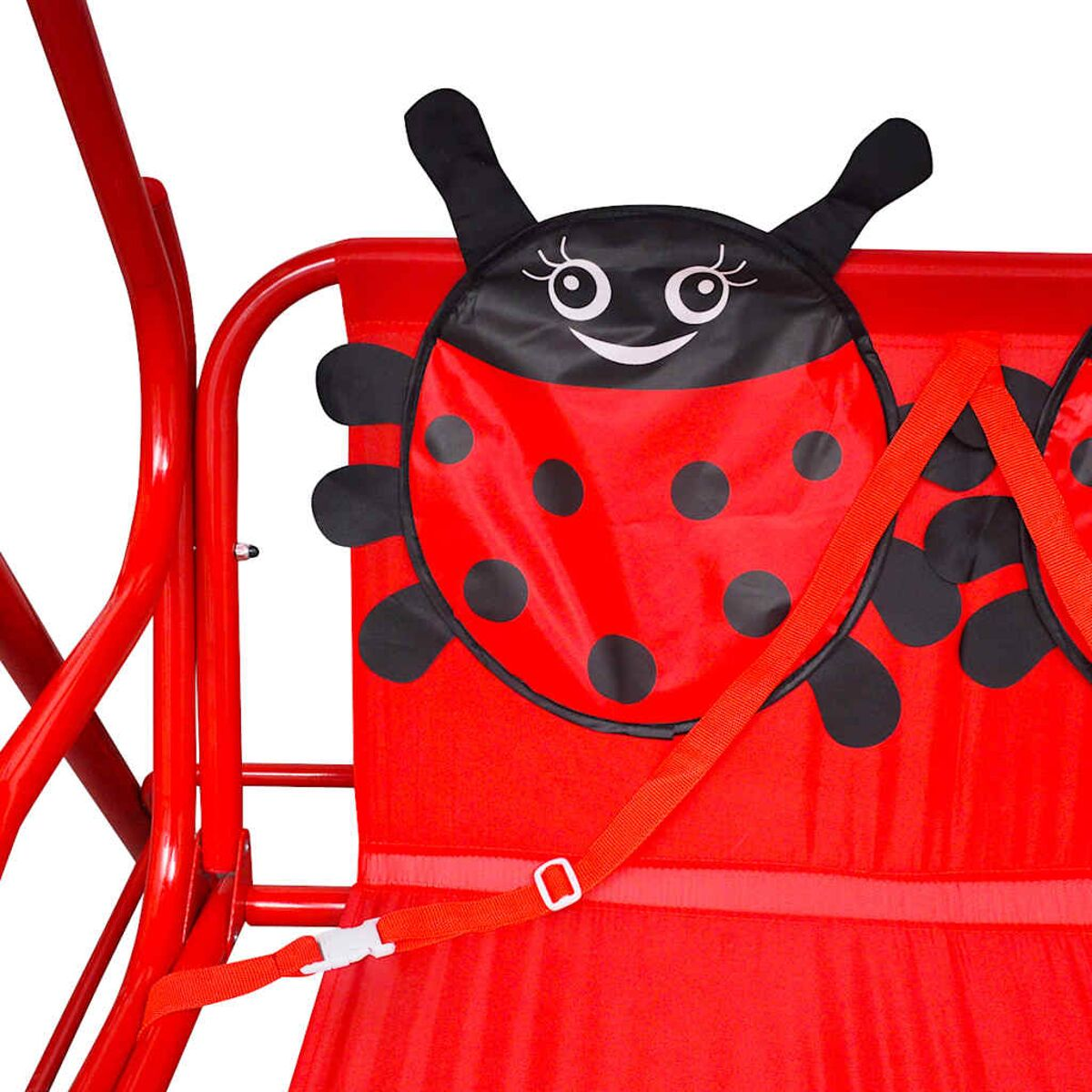 Ein roter Schaukel-Sitz mit Marienkäfer-Design, schwarzen Punkten und rotem Sicherheitsgurt.
