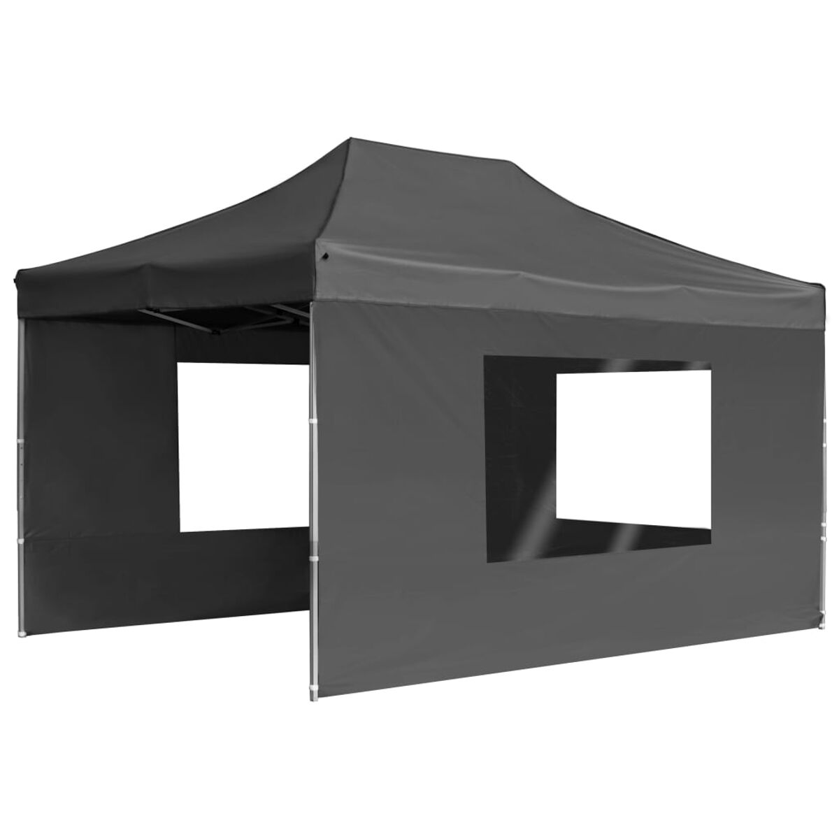 Schwarzes Zelt mit zwei offenen Fenstern.