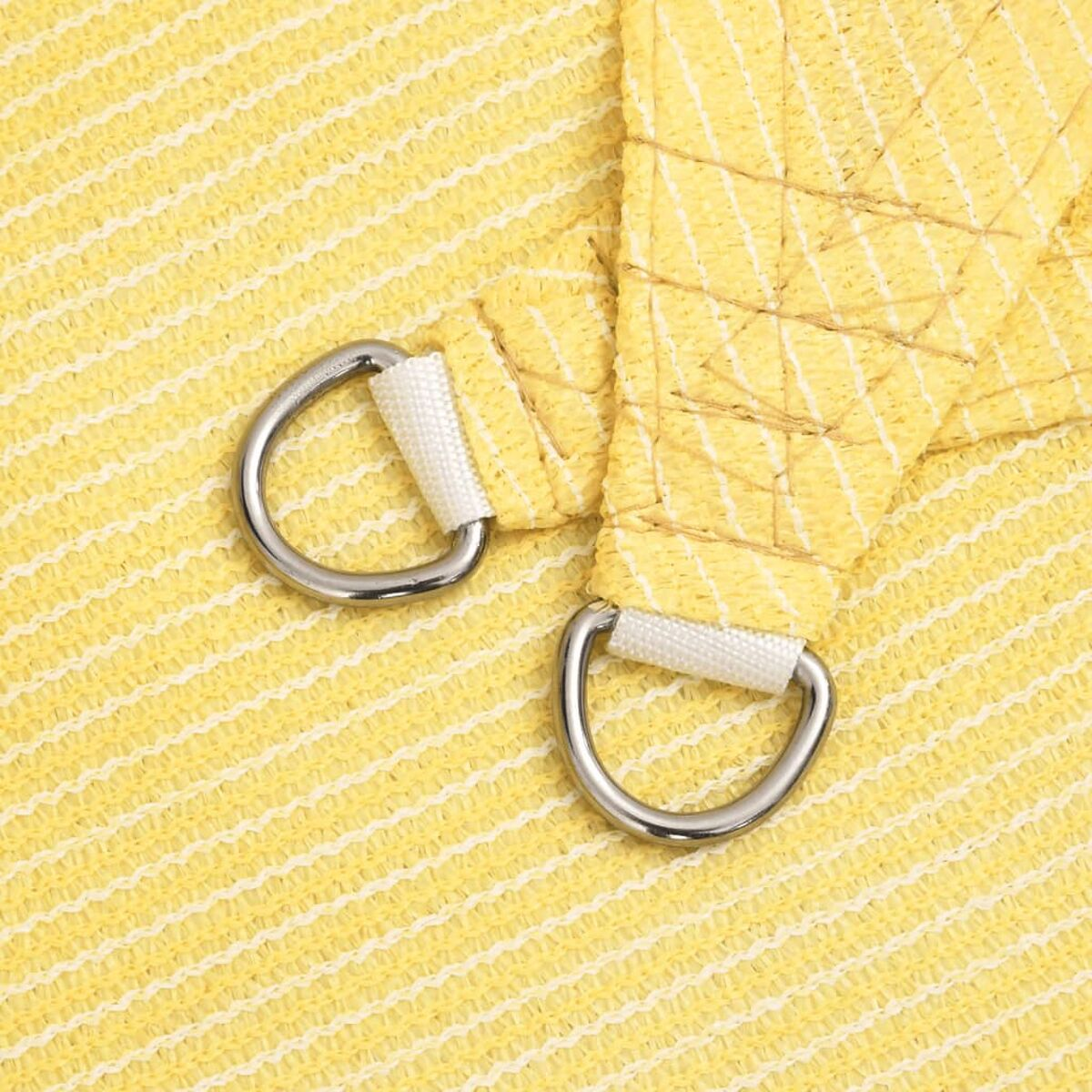 Zwei Metallringe auf gelbem Stoff. Weißes Gurtband verbindet die Ringe mit dem Stoff.