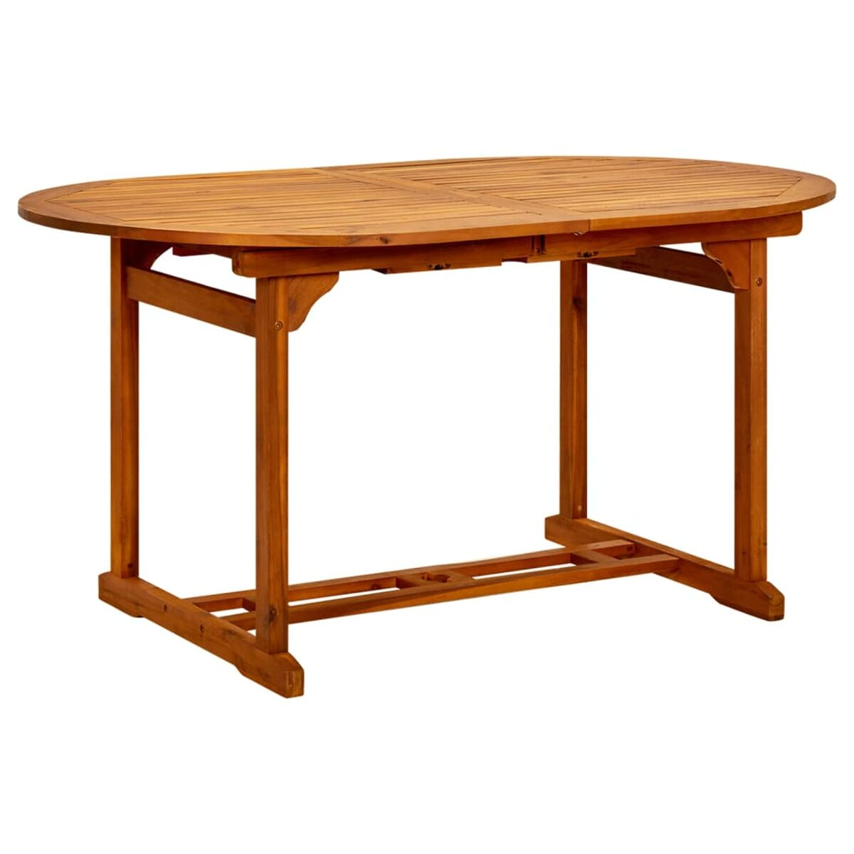Ein ovaler Holztisch für den Außenbereich mit einer Lamellenplatte und einem Holzfuß mit vier Beinen.