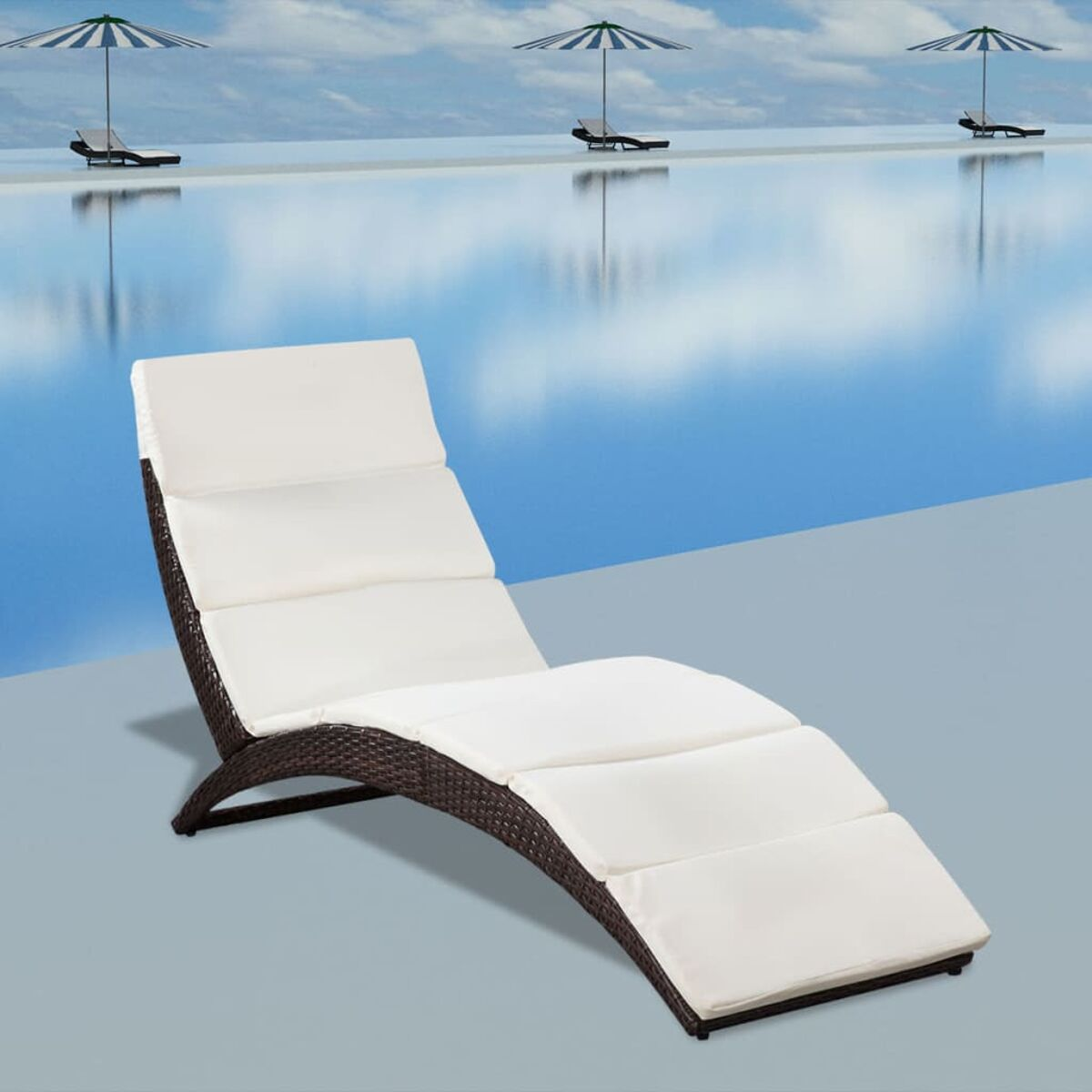 Gewebte Liege mit weißen Kissen an einem Pool mit grünen Sonnenschirmen.