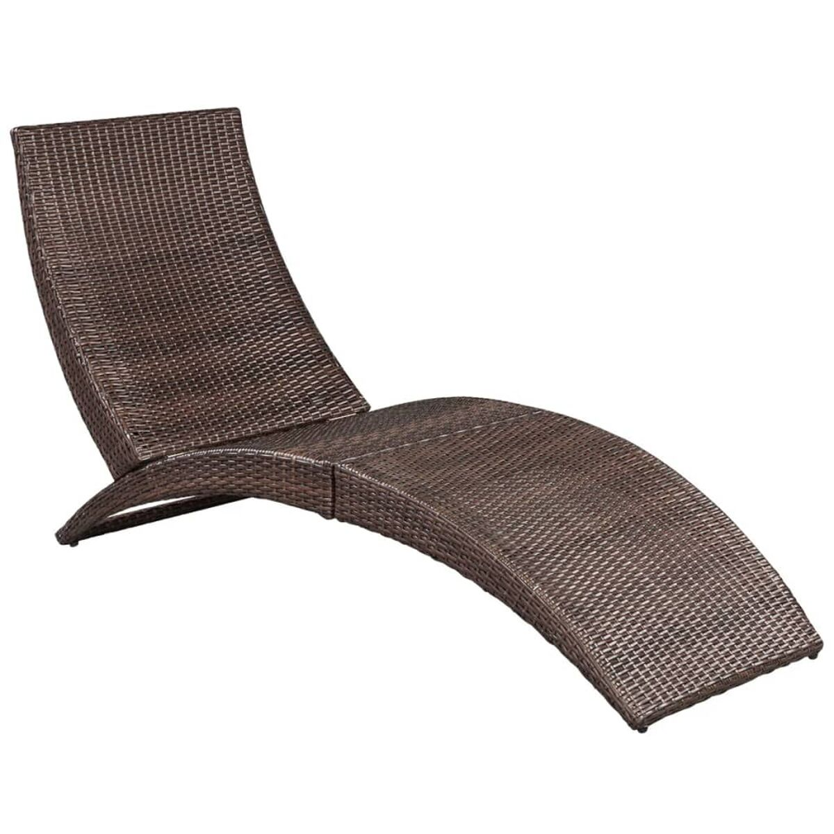 Braune Rattan-Chaiselongue. Gebogenes Design. Weißer Hintergrund.